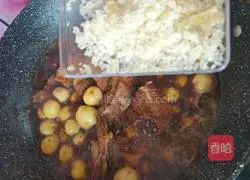 Illustration of how to cook pork with small potatoes 7
