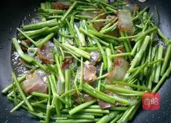 Illustration of how to make fried bacon with wild celery 9