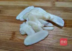 Illustration of how to make stir-fried sausages with lettuce, ginger, carrots 9