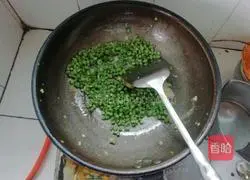 Illustration of how to make long beans and scrambled eggs 7