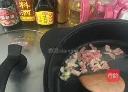 Illustration of how to stir-fry enoki mushrooms with three delicacies 2