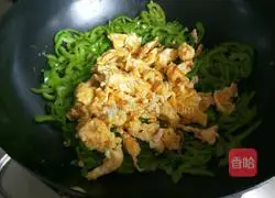 Illustration of how to make scrambled eggs with shredded pepper 11