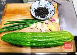 Illustration of the recipe of braised fish with bitter melon and drum juice 1