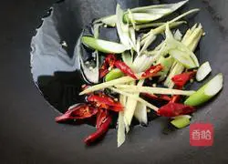 Illustration of how to make spicy pickled mustard and shredded pork 5