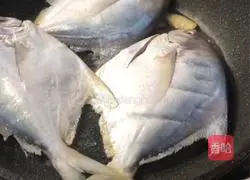 Illustration of how to make pan-fried Shiracang fish 3