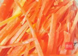 Illustration of how to stir-fry bacon and carrots and sprouts 3