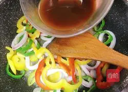 Illustration of how to make colorful pepper squid rings 11