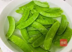 Illustration of how to make fried sausage with snow peas 2