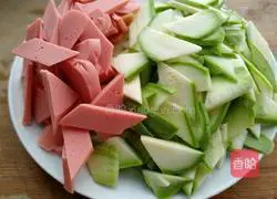 Illustration of how to make fried zucchini with ham sausage 2