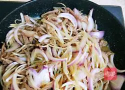Illustration of how to make fried meat with potatoes and onions 19