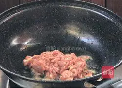 Illustration of how to stir-fry shredded pork with water spinach stalks 8