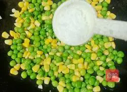 Illustration of how to make fried peas and sausage 10