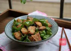 Illustration of how to stir-fry meat with green pepper 6