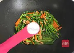 Illustration of how to stir-fry shredded pork with chives 8