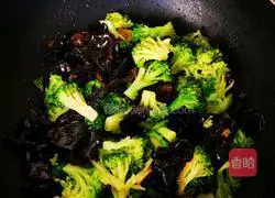 Illustration of how to make fried shrimps with broccoli 7