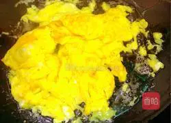 Illustration of how to make ham and scrambled eggs 3