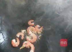 Illustration of how to make scrambled eggs with lettuce, shrimps and scrambled eggs 4