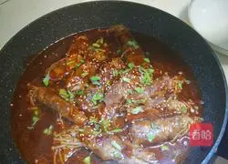 Illustration of how to make beef enoki mushrooms 5