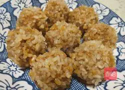 Illustration of making glutinous rice meatballs 6