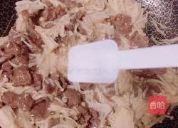 Illustration of how to make fried beef with enoki mushrooms 9
