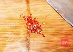 Sichuan - Illustration of how to make garlic white meat 7