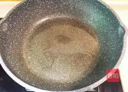 Illustration of how to make fragrant Sophora japonica eggs 6