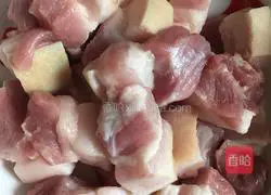 Illustration of how to make braised pork with potatoes 1