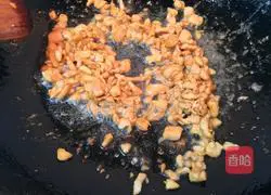 Illustration of how to stir-fry diced radish 6