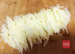 Illustration of how to make steamed potato shreds 1