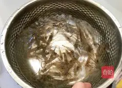 Illustration of how to make stir-fried river shrimp with leeks 1