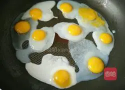 Fried quail eggs with cumin flavor Illustration of how to do it 1