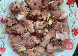 Illustration of how to make steamed pork ribs with black bean sauce 2