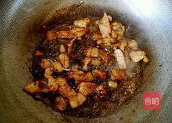 Illustration of how to stir-fry meat slices with mushrooms 6