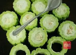 Illustration of how to make pork, fungus and bitter melon stuffed 3