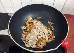 Illustration of making shredded pork with pickled mustard 15