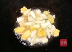 Lotus root and peanut stewed pig's feet Practice illustration 7