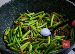 Illustration of how to stir-fry shredded pork with garlic 11