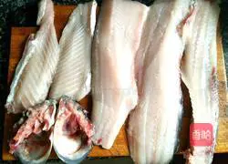 Illustration of how to make spicy boiled fish 3