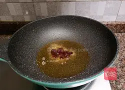 Illustration of braised crucian carp with beef sauce 8