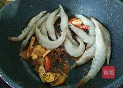 Illustration of how to make spicy shrimps in Qinxiang dry pot 12