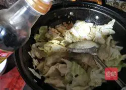 Illustration of how to make hand-shredded cabbage and stir-fried bacon 8