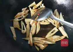 Illustration of how to make fried sausage with spring bamboo shoots 11