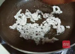 Illustration of how to make fried shredded pork with green pepper and wild rice 3