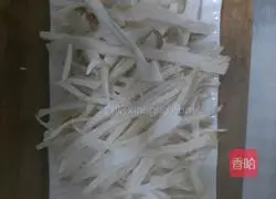 Illustration of how to stir-fry shredded pork with shredded king oyster mushrooms 1