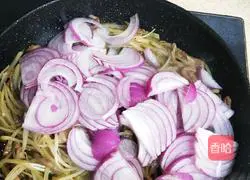Illustration of how to make fried meat with potatoes and onions 18