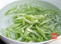 Illustration of how to make celery mixed with yuba 3