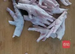 Illustration of how to make beer-braised chicken feet 1