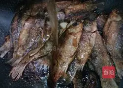 Illustration of the method of braised small crispy fish with soybeans 10