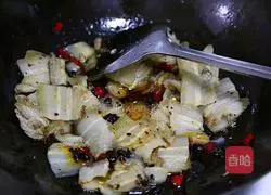 Illustration of how to cook twice-cooked pork with garlic 5