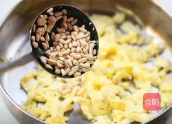Illustration of how to make fried pine nuts with eggs 7